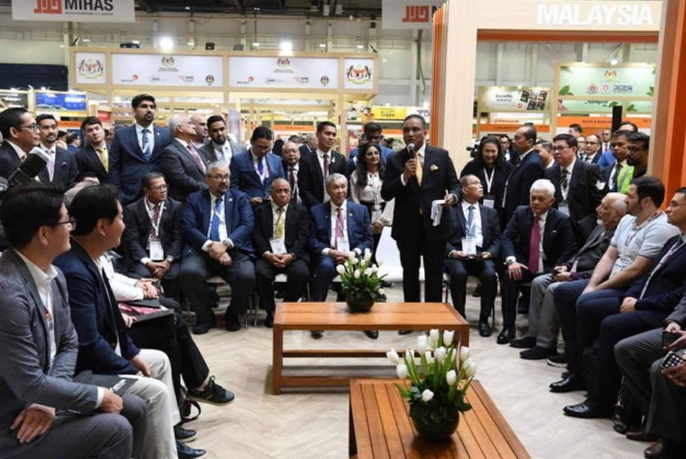 Reezal Merican (berdiri, depan) pada sesi perjumpaan bersama 20 wakil pembeli premium selepas merasmikan MIHAS@DUBAI di Pusat Dagangan Dunia Dubai pada Isnin. Foto Bernama
