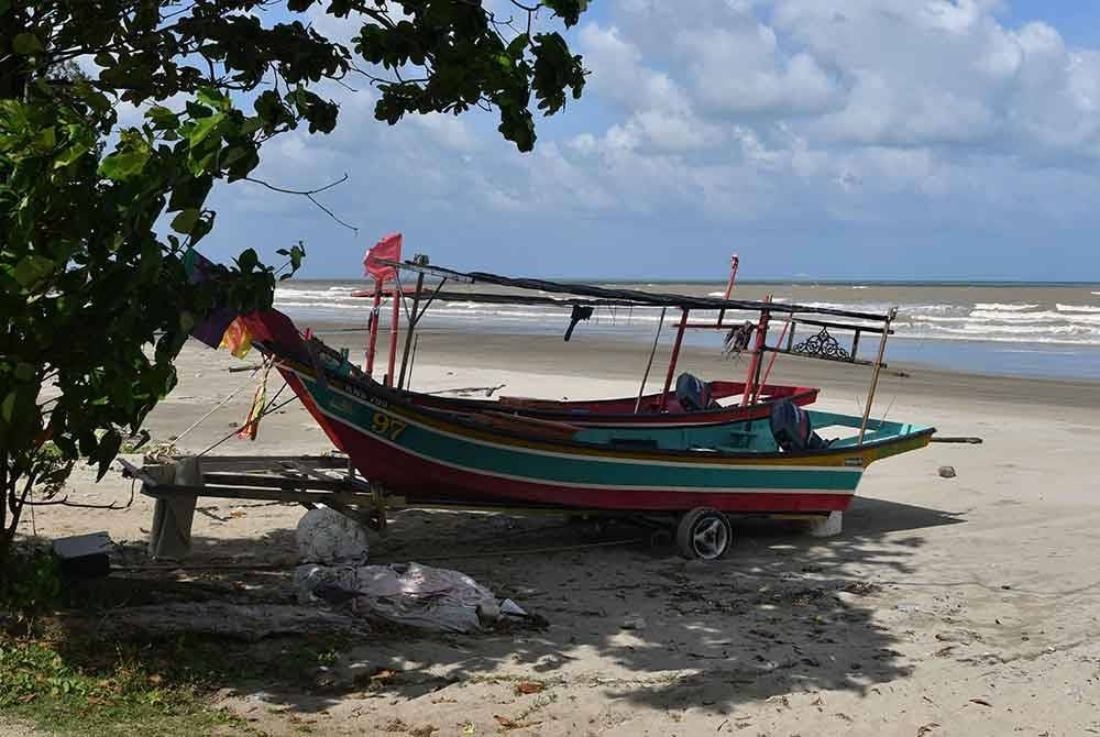 Bot nelayan yang dinaikkan ke darat berikutan kebanyakan nelayan tempatan tidak ke laut untuk menangkap ikan ekoran angin kencang dan laut bergelora pada musim tengkujuh ketika tinjauan fotoBernama di Kampung Pulau Belongan hari ini.