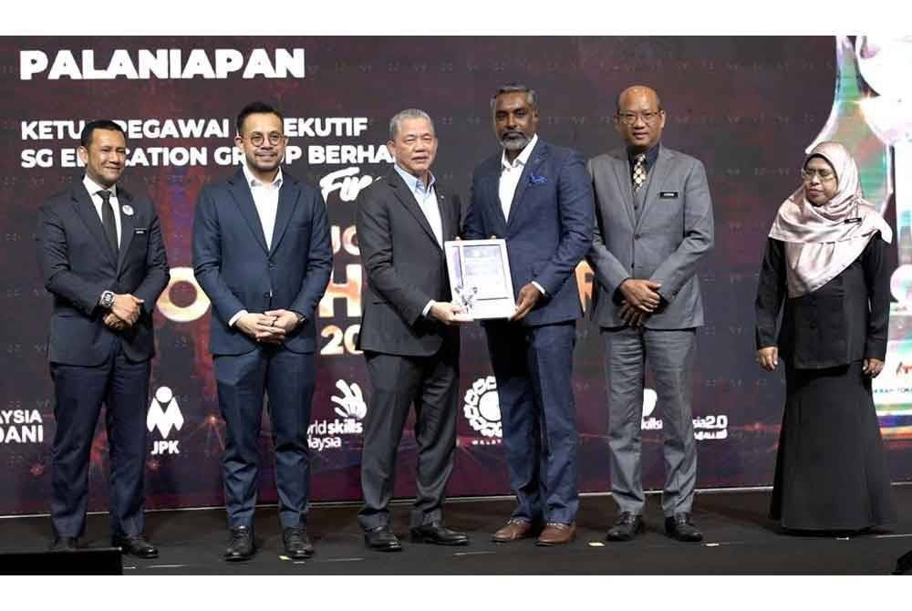 Fadillah (tiga dari kiri) menyampaikan sijil penghargaan kepada Sri Ganes pada Majlis Anugerah Tangan Emas Perdana Menteri dan Anugerah Tokoh Mahir 2024 di Putrajaya, baru-baru ini.