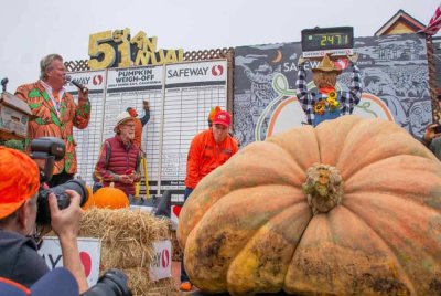Gienger (duar dari kiri) merangkul kejuaraan Kejohanan Dunia Timbang Labu Ke-51 yang diadakan baru-baru ini. - Agensi