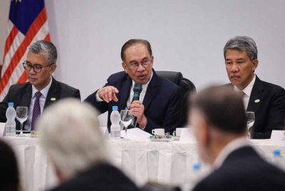 Anwar (tengah), Tengku Zafrul (kiri) dan Mohamad Hasan menghadiri mesyuarat bersama Malaysia-Brazil Semiconductor Industry di Rio de Janeiro pada Ahad. Foto Bernama