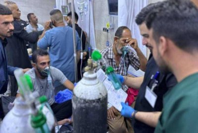 Mangsa kebocoran gas klorin menerima rawatan di pusat perubatan di Iran. Foto Agensi