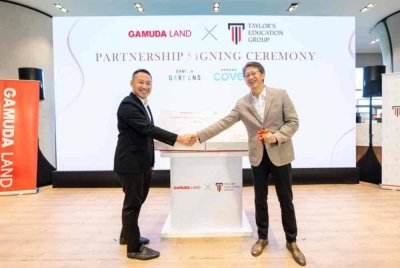 Teik Ngan (kanan) dan Wai Lune (kiri) mengukuhkan memorandum persefahaman menandakan perkongsian untuk membawa pendidikan swasta mampu milik ke perbandaran Gamuda dan masyarakat sekelilingnya.