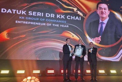 Chai (kiri) dianugerahkan UsahawanTerbaik di SEBA Awards 2024.