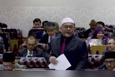 Wan Sukairi pada Mesyuarat Ketiga Penggal Kedua Dewan Undangan Negeri Terengganu