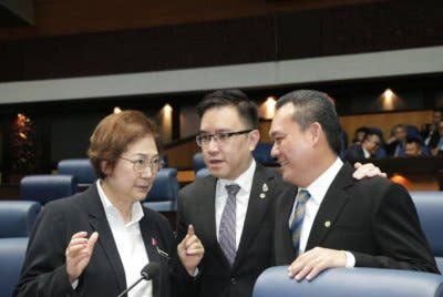 Christina (kiri) ketika hadir pada sidang DUN Sabah, di Kota Kinabalu.