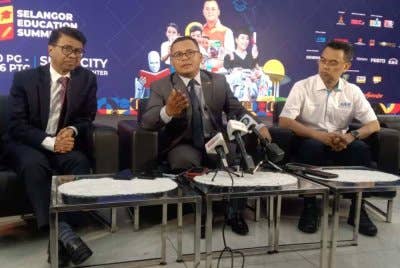 Amirudin (tengah) ditemui pada Majlis Pelancaran SES 2024 di Foyer Bangunan Sultan Salahuddin Abdul Aziz Shah di Shah Alam.