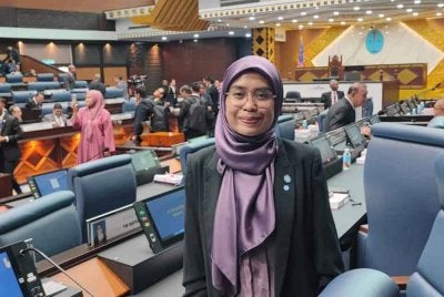 Rina ketika hadir sidang DUN Sabah bagi membahaskan Belanjawan Sabah 2024.