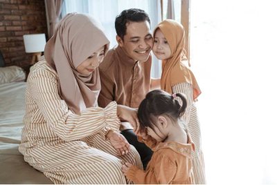 IBU bapa dilarang untuk membeza-bezakan setiap anak tidak kira sama ada lelaki mahupun perempuan. -Foto: CANVA