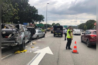 Seorang lelaki warga emas maut dilanggar ketika mahu menukar tayar keretanya yang pancit di KM 5.5 Lebuhraya Kemuning-Shah Alam pada Isnin.