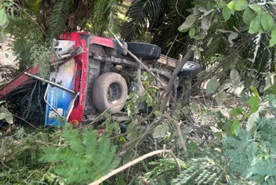 Dua kakitangan Sabah Electricity cedera selepas kenderaan dinaiki terbabas lalu terjunam ke kawasan kebun kelapa sawit.