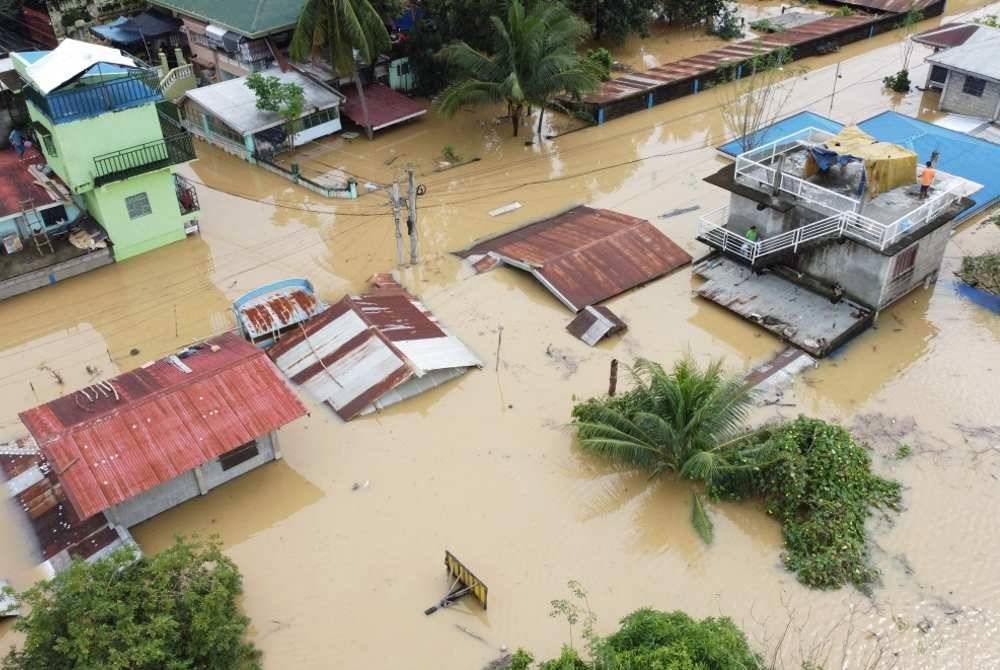 Pemandangan dari udara menunjukkan rumah tenggelam di sebuah kampung di Ilagan, wilayah Isabela akibat hujan lebat berterusan daripada taufan Man-yi. Foto AFP