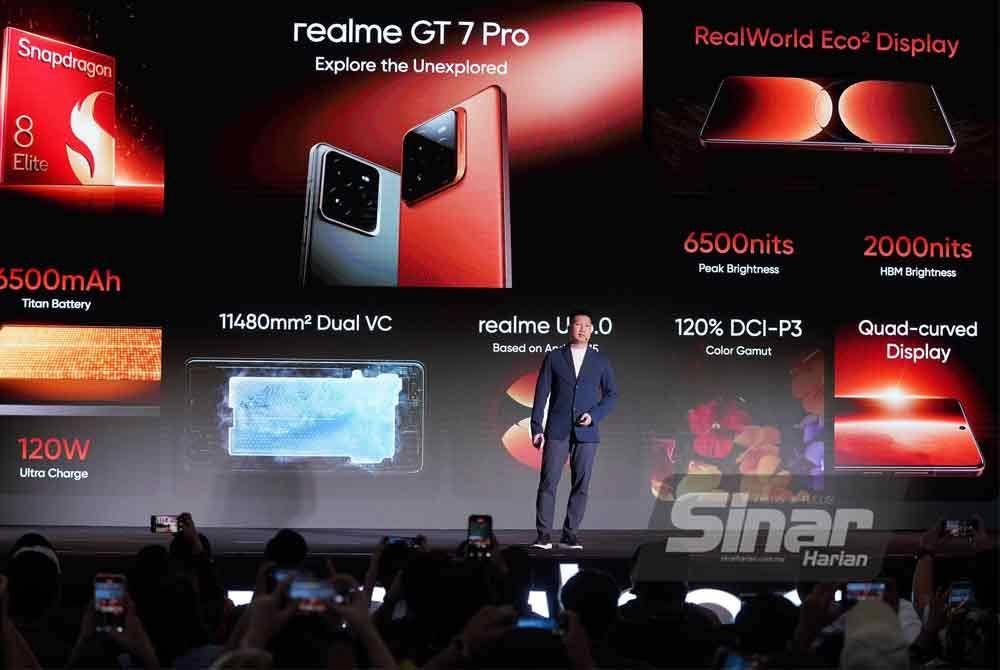 Marcus memperkenalkan realme GT 7 Pro sempena pelancaran produk itu di Pavillion Bukit Jalil pada Isnin. FOTO: SINAR HARIAN/ MOHD HALIM ABDUL WAHID