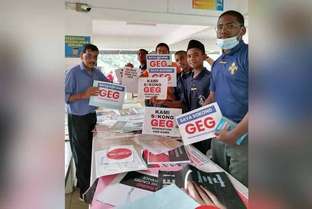 Subbarow (kiri) bersama beberapa pelajar sekolah dalam salah satu program kempen mengharamkan vape dan rokok elektronik yang diadakan baru-baru ini.