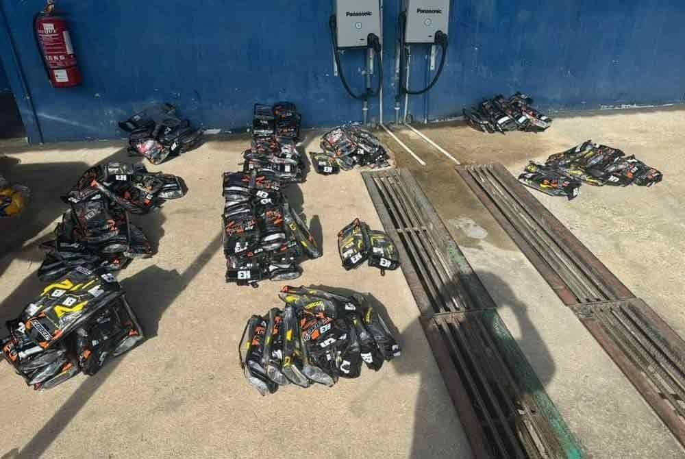 Kes disiasat bawah Seksyen 135(1)(d) Akta Kastam 1967 dimana suspek dan kesemua barangan rampasan dibawa ke Balai Polis Rantau Panjang untuk tindakan selanjutnya. Foto PGA