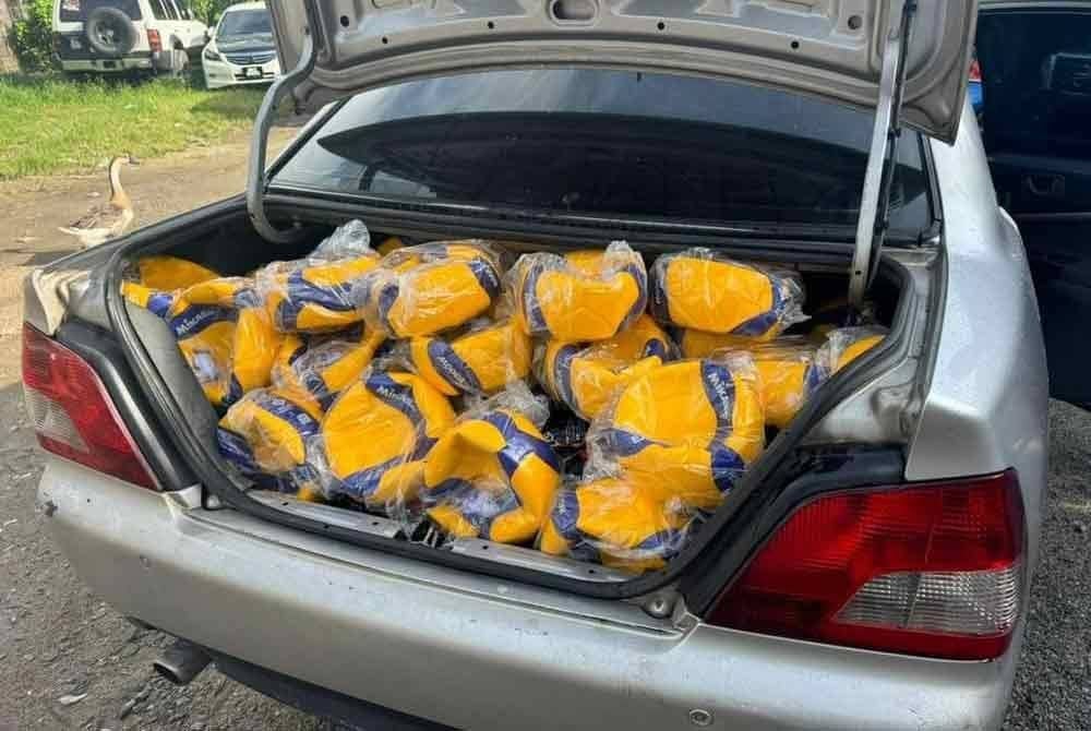 Seorang lelaki 'kempunan' upah sebagai penghantar untuk menyeludup peralatan sukan bernilai RM43,200. Foto PGA