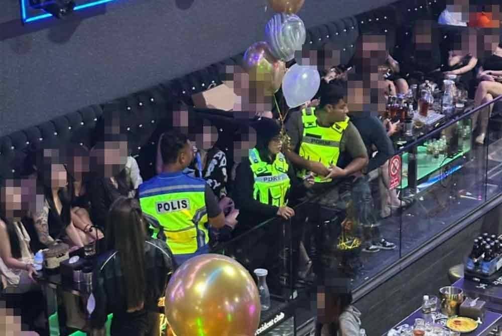 Polis menyerbu sebuah pusat hiburan di Jalan Klang Lama, Kuala Lumpur pada Selasa.