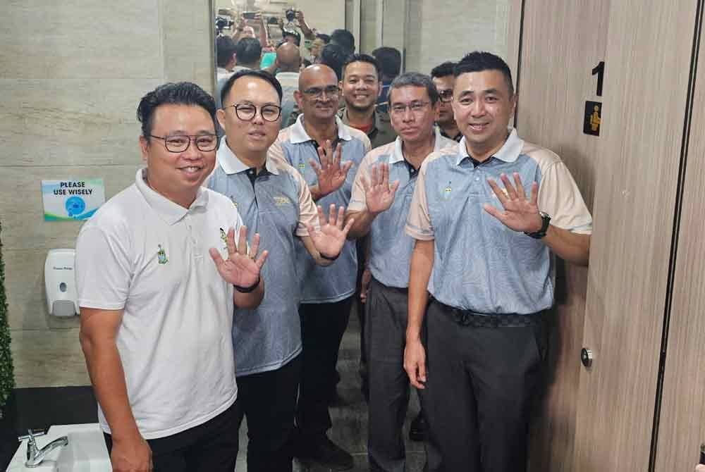 Mooi Lye melawat tandas awam di Anjung Gurney selepas merasmikan Sambutan Hari Tandas Sedunia Peringkat Pulau Pinang 2024.