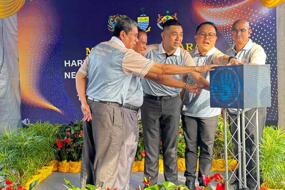 Mooi Lye (tiga dari kanan) merasmikan Sambutan Hari Tandas Sedunia Peringkat Pulau Pinang 2024 di Persiaran Gurney pada Selasa.