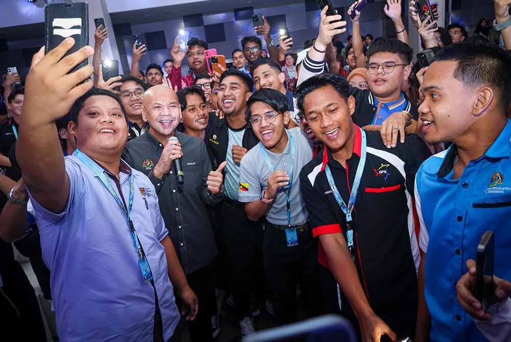 Armizan (dua dari kiri) beramah mesra bersama mahasiswa pada Penutup GPS Peringkat Kebangsaan 2024 di UTM Hotel & Residence di sini pada Selasa.
