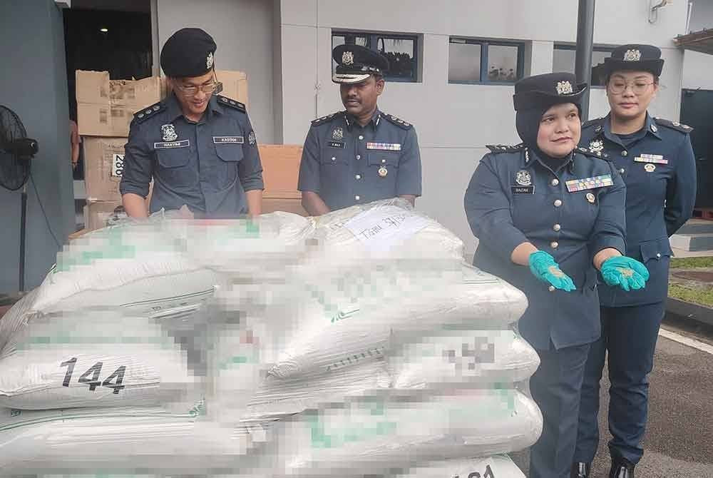 Guni mengandungi bijirin yang di dalam kontena membawa rokok seludup semasa pemeriksaan di Pelabuhan Barat, Klang, 12 November lalu.