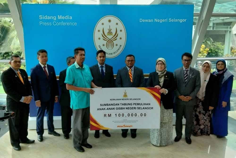 Sumbangan RM100,000 diserahkan kerajaan negeri kepada wakil YIDE di Bangunan Dewan Undangan Negeri Selangor di Shah Alam.