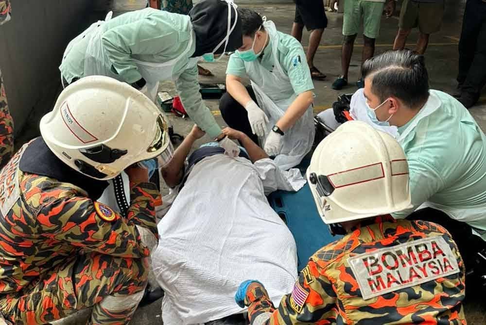 Pemeriksaan awal mendapati mangsa patah kaki kiri akibat terjatuh.