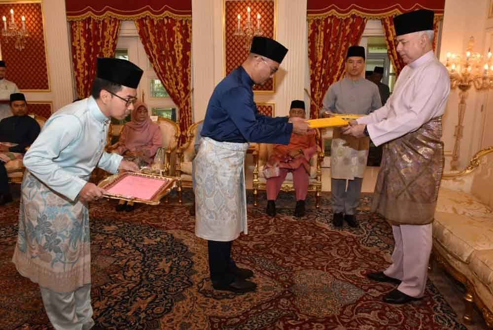 Ketua Pegawai Eksekutif MAIPk, Syamsul Hazeman Md Salleh menerima serahan zakat perniagaan daripada 10 syarikat korporat daripada Sultan Nazrin.