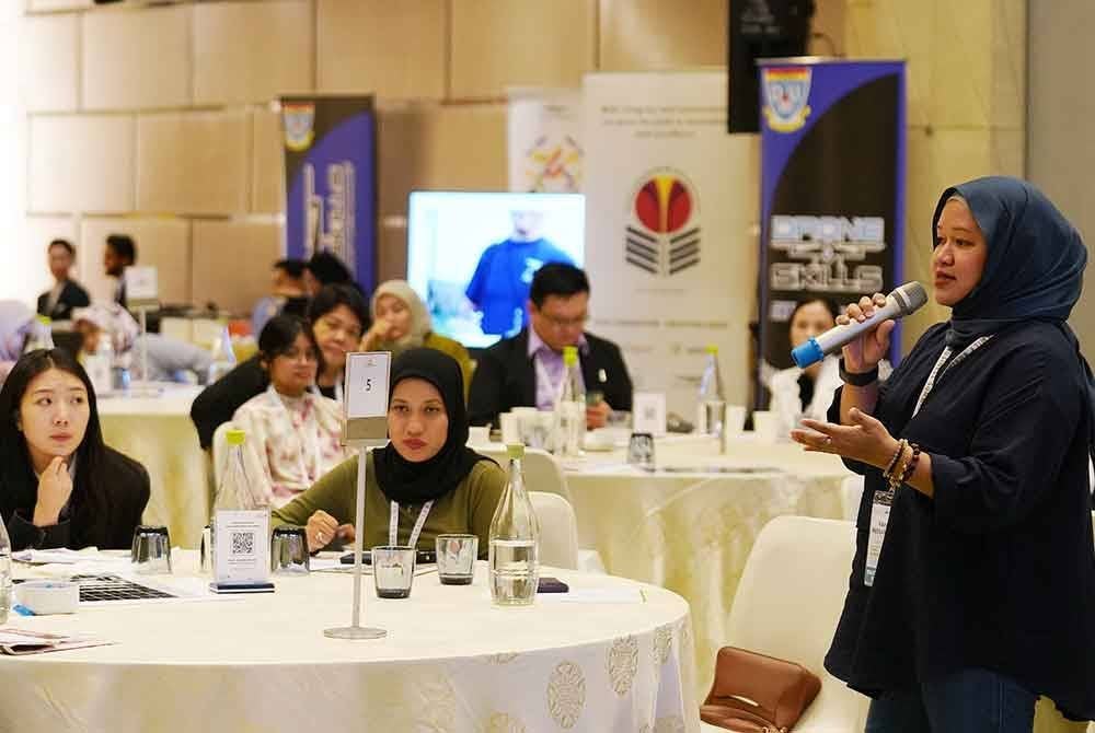 Farah (kanan) menjadi panel pada 4th Asia Pacific Family Business Summit 2024 yang diadakan pada Selasa.