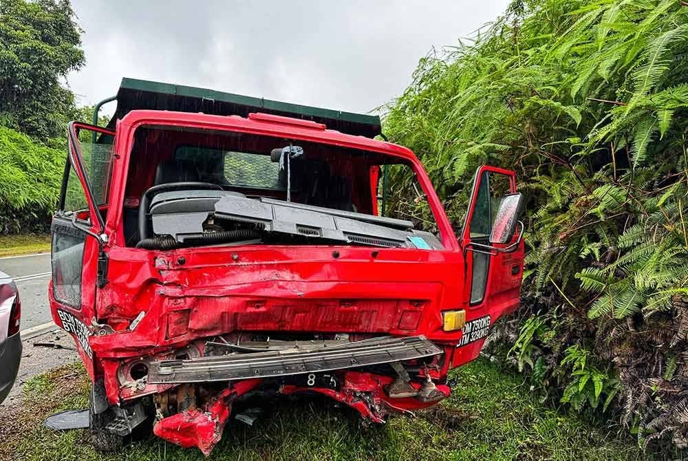 Lori yang remuk di bahagian depan akibat kemalangan tersebut. Foto ihsan PDRM