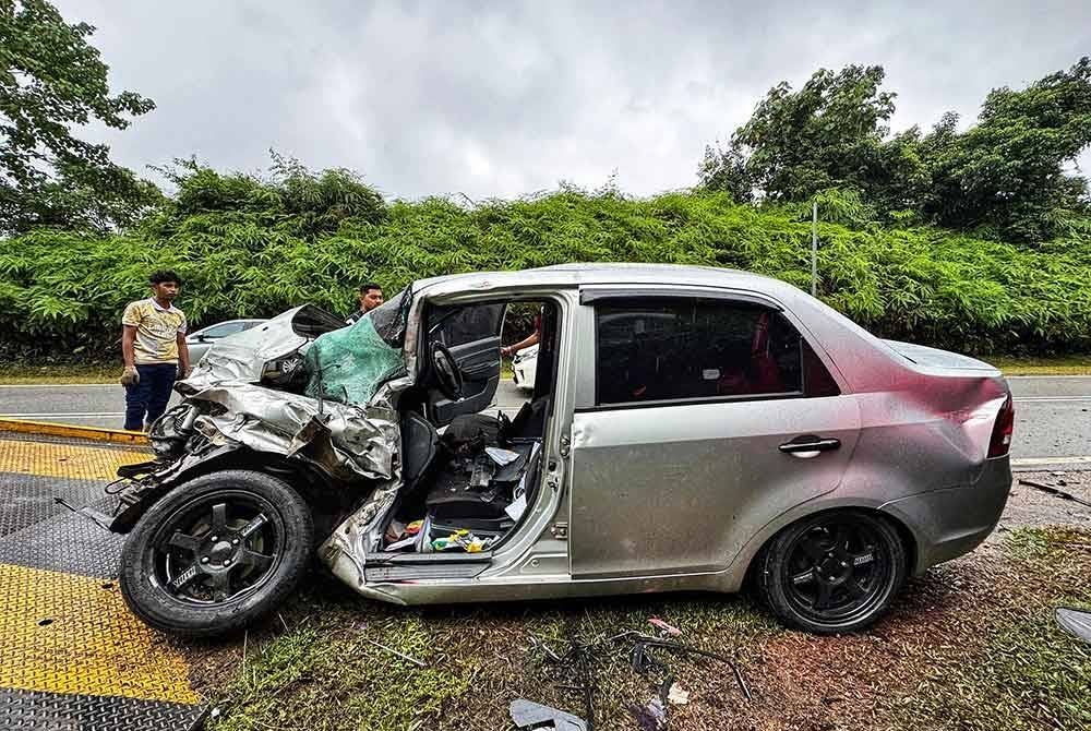 Keadaan kereta dinaiki kedua-dua kakitangan SK Limau Purut. Foto ihsan PDRM