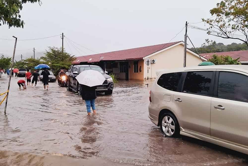Penduduk di Taman Perumahan Rakyat Teluk Kalong, Kemaman yang terjejas banjir mula berpindah di PPS Balai Raya Mempaga Beris pada petang Selasa.