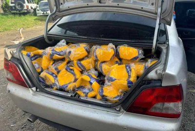 Seorang lelaki 'kempunan' upah sebagai penghantar untuk menyeludup peralatan sukan bernilai RM43,200. Foto PGA