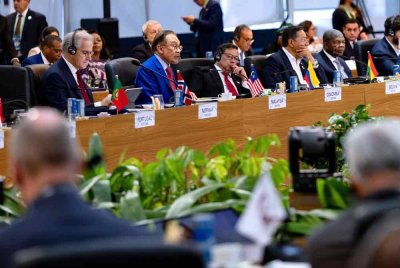 Anwar (dua dari kiri) menyampaikan ucapan dalam Sidang Pleno sempena Sidang Kemuncak G20 yang berlangsung di Muzium Seni Moden (MAM) hari ini. Foto Bernama