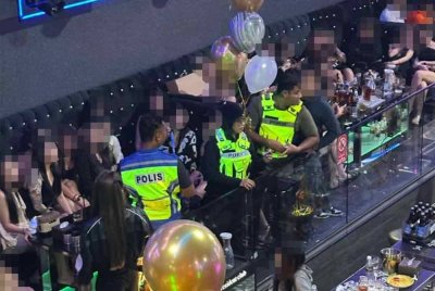 Polis menyerbu sebuah pusat hiburan di Jalan Klang Lama, Kuala Lumpur pada Selasa.