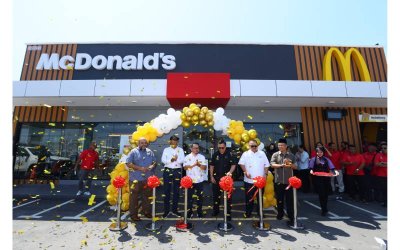Pengarah Urusan dan Rakan Operasi Tempatan McDonald’s Malaysia, Datuk Azmir Jaafar (dua dari kiri) bersama tetamu jemputan yang hadir ketika Majlis Perasmian McDonald’s Pandu-Lalu Tuaran Town, di sini pada Oktober lepas. 