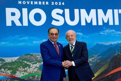 Anwar (kiri) disambut oleh Presiden Brazil Luiz Inácio Lula da Silva sempena Sidang Kemuncak G20 di Muzium Seni Moden (MAM). Foto Bernama