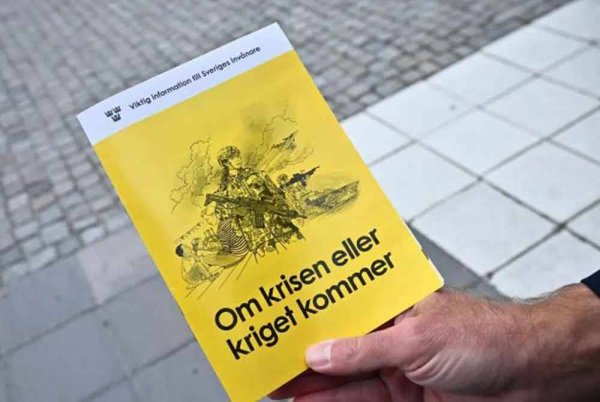 Edisi baharu If Crisis or War Comes diedarkan kepada jutaan rakyat Sweden. - Foto: Agensi