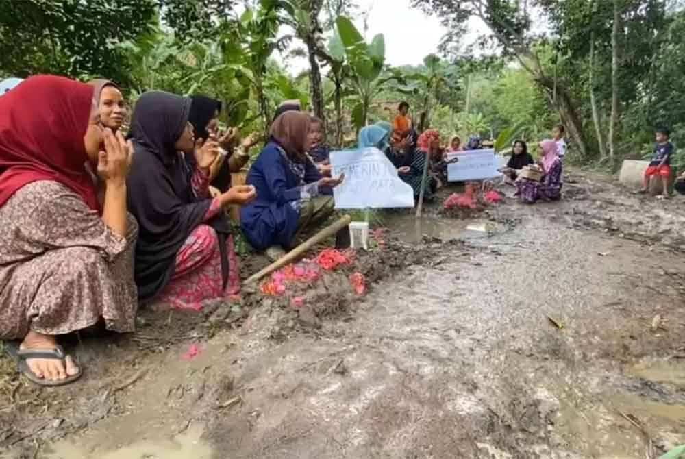 Penduduk 'berdoa' selepas selesai membina replika kubur. Agensi