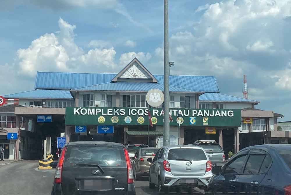 Hari biasa sudah sesak dengan motosikal dan kereta orang ramai terutama peniaga, ini belum lagi melibatkan pelajar sekolah pada sebelah pagi dan petang.