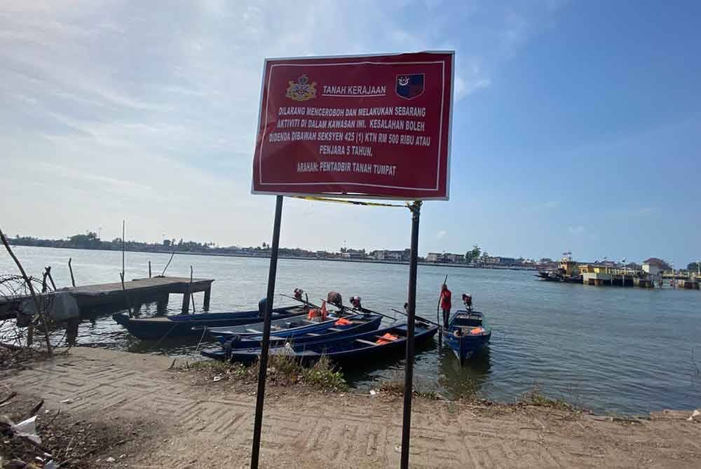 Sungai Golok selain sebagai laluan utama yang hanya berjarak beberapa meter antara Malaysia-Thailand, ia juga sumber pendapatan kepada penduduk di sini terutama bot tambang.