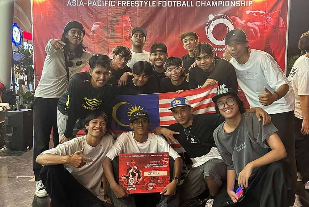 Zulhilmi (duduk, dua kiri) ketika menyertai kejohanan di Jakarta.