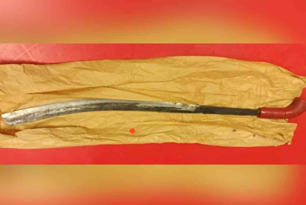 Sebilah parang yang dirampas polis untuk siasatan kes samun sebuah kilang di Telok Panglima Garang, 9 November lalu.