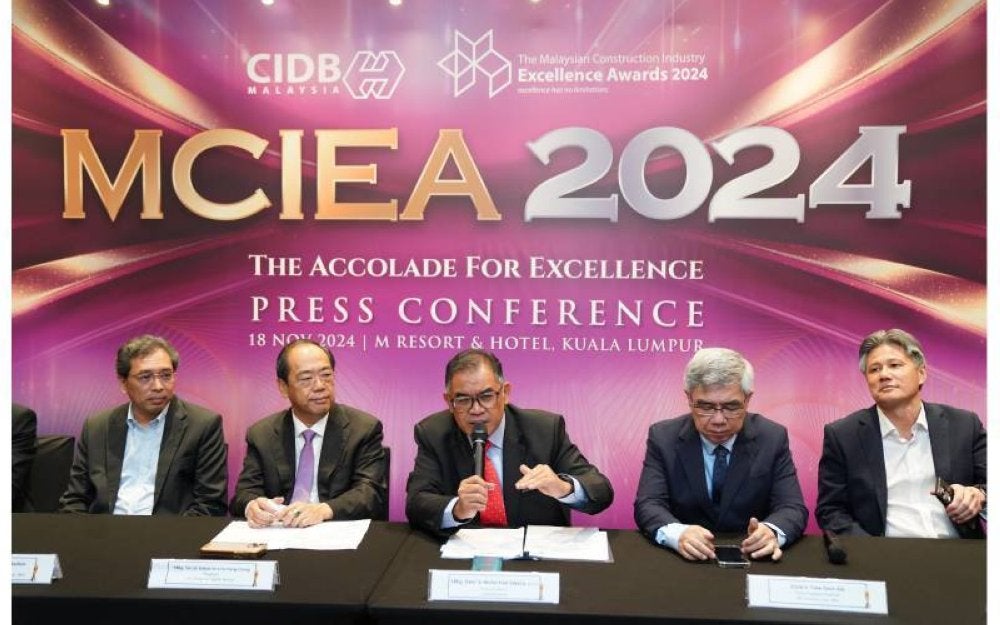 Mohd Zaid (tengah) pada sidang media Majlis Anugerah Kecemerlangan Industri Pembinaan Malaysia
(MCIEA) 2024 yang diadakan pada Isnin.