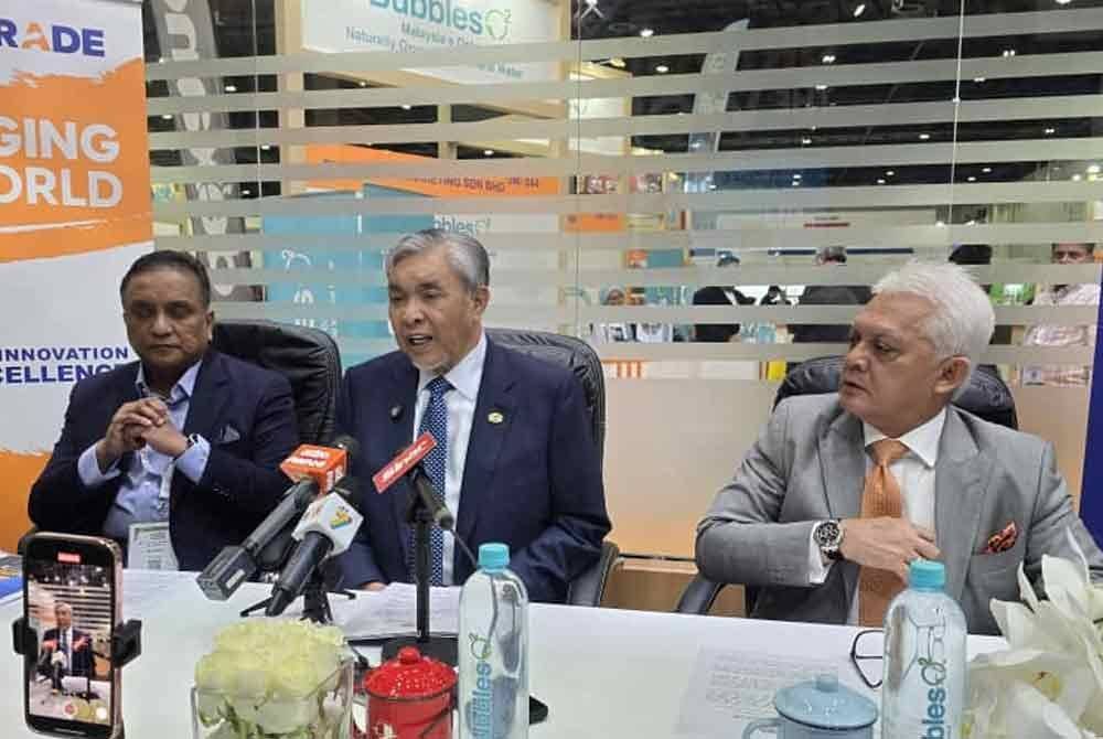 Ahmad Zahid (tengah) pada sidang media yang diadakan bersempena dengan hari terakhir lawatannya ke UAE dan penganjuran MIHAS@Dubai 2024.