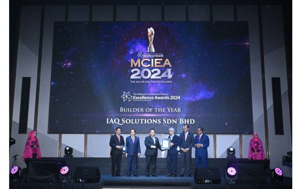 Soon Aik (empat, kanan) menerima anugerah yang disampaikan oleh Menteri Kerja Raya, Datuk Seri Alexander Nanta Linggi sempena Anugerah Kecemerlangan Industri Pembinaan Malaysia (MCIEA) 2024.