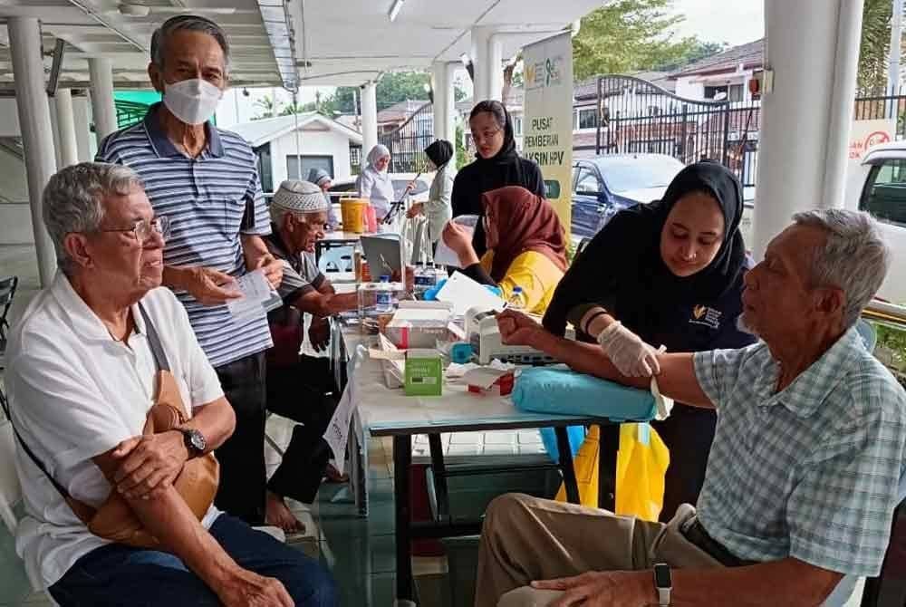 Warga emas melakukan pemeriksaan kesihatan.