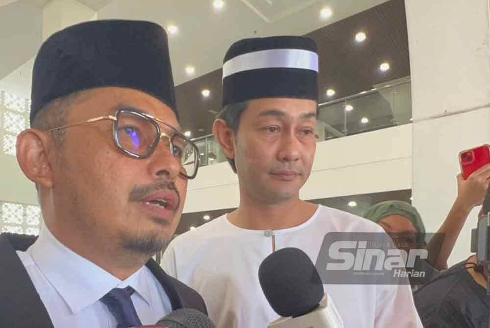 Farid bersama peguamnya ketika ditemui selepas prosiding di Mahkamah Rendah Syariah Wilayah Persekutuan pada Rabu.