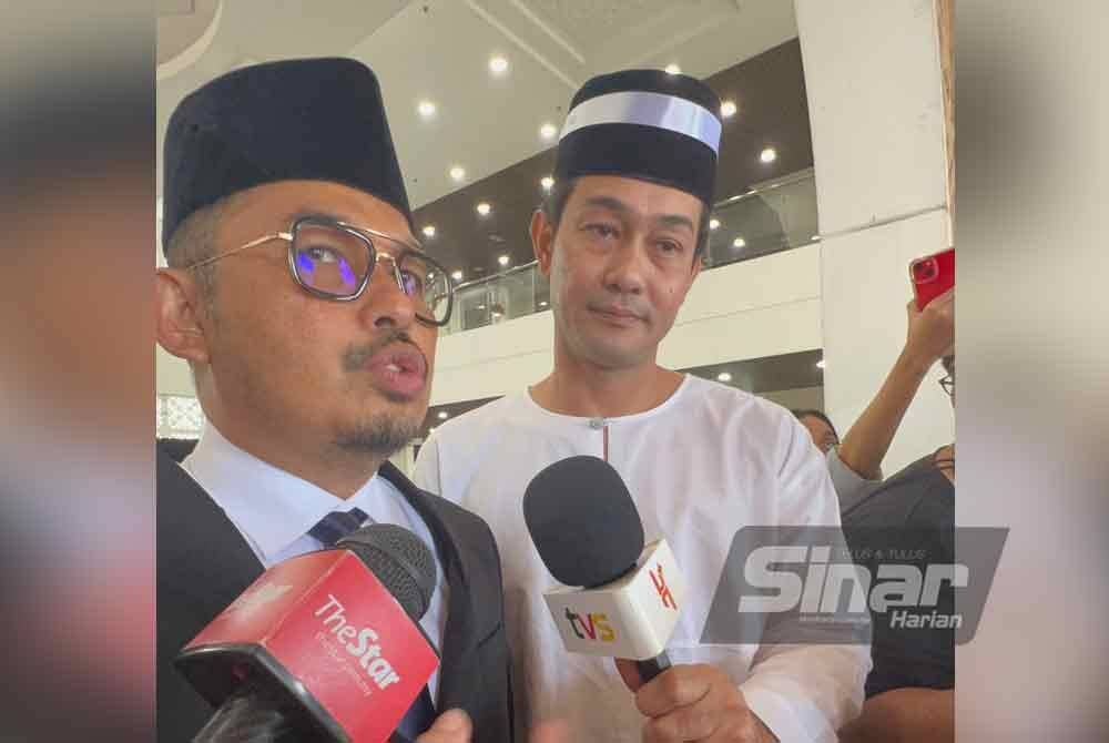 Farid bersama peguamnya ketika ditemui pemberita di Kompleks Mahkamah Rendah Syariah Wilayah Persekutuan pada Rabu.