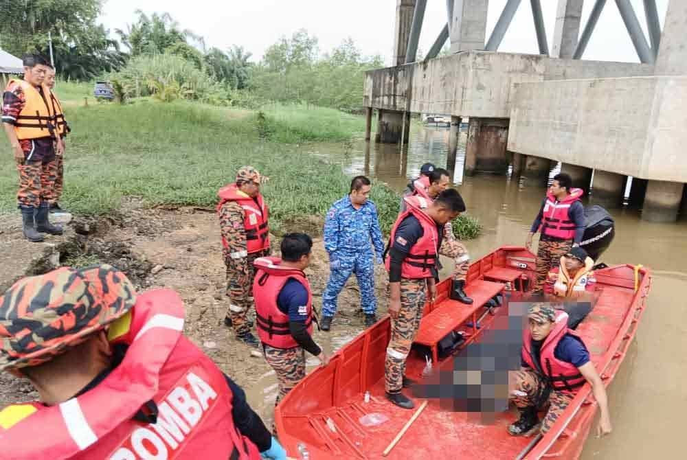 Anggota BBP Teluk Intan membawa mayat mangsa yang ditemui selepas dua hari pencarian dilakukan bersama beberapa agensi sejak Selasa.
